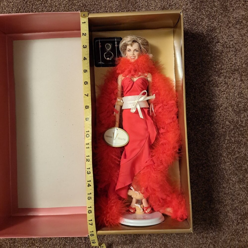NIB Vintage Franklin Mint VANNA WHITE VINYL PORTRAIT DOLL, LADY IN RED RARE - Picture 3 of 11